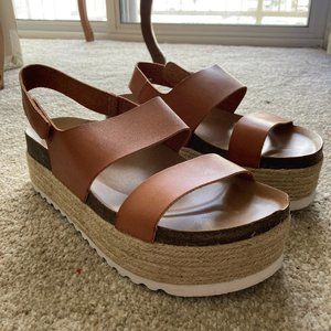 Dirty Laundry lightweight tan platform sandals (Brand new in box) Size 9 - 9.5
